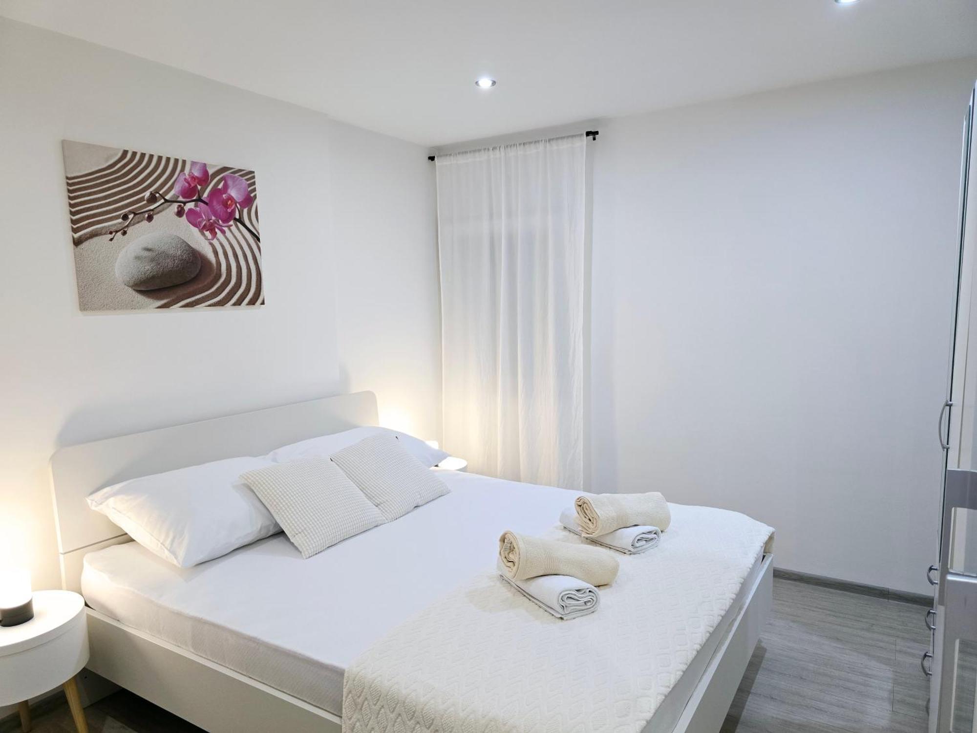 Apartment Blanca With Jacuzzi,Terase And Private Parking Kastela Exterior photo