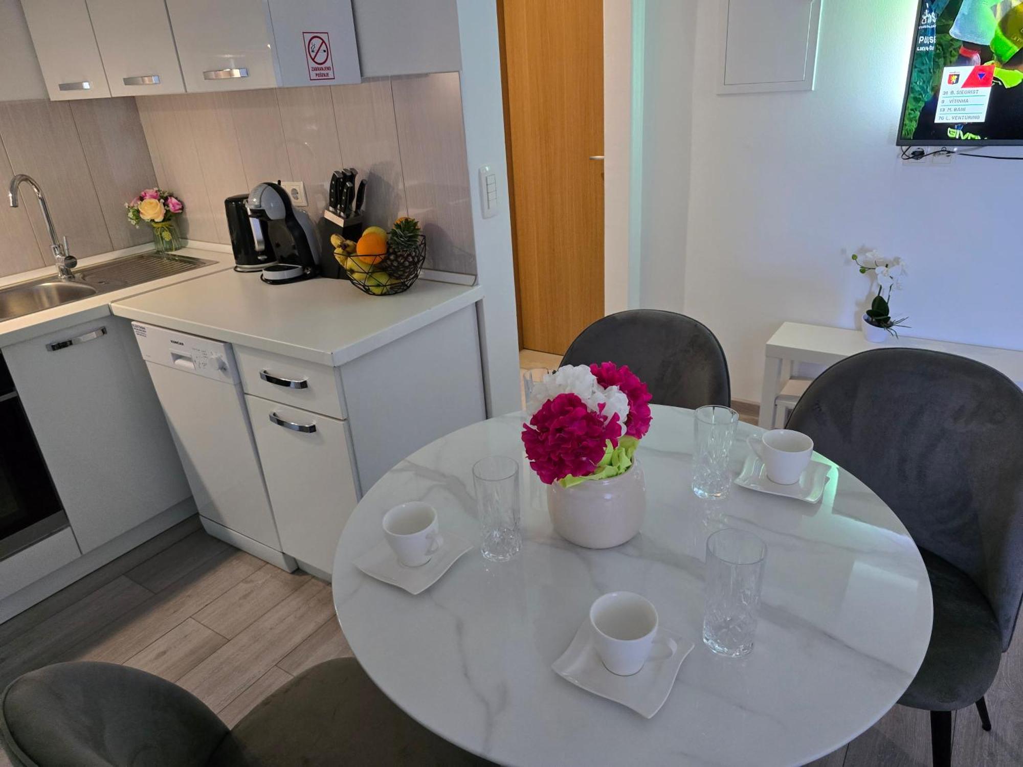 Apartment Blanca With Jacuzzi,Terase And Private Parking Kastela Exterior photo